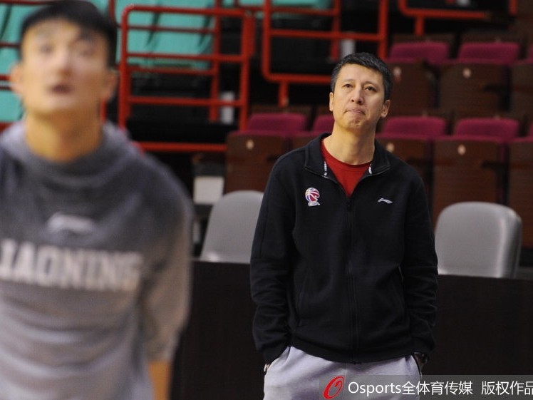 辽宁男篮赛前现温馨一幕 巴斯爱子场边秀球技