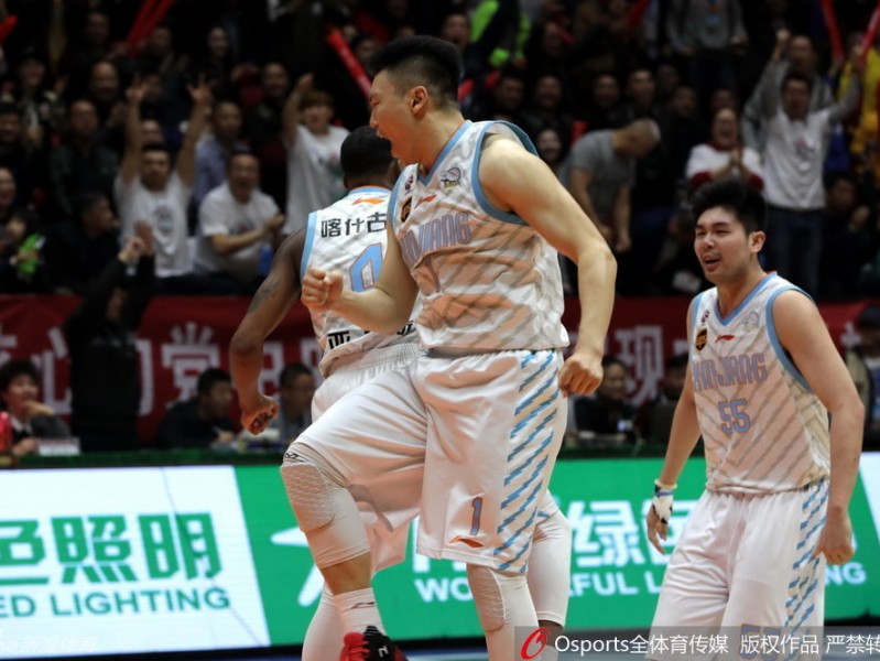 疆粤对决烽烟录：周琦硬撼易建联，西热烈焰燃尽英雄泪