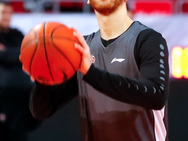 北控男篮冲刺季后赛新援阿拉基融入加速马布里传人亮相训练场