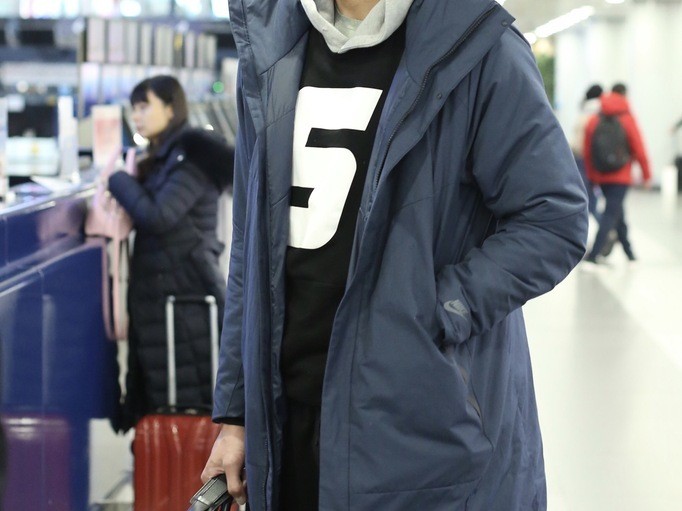 易建联潮装亮相机场背后的双面人生：从天才少年到篮球传奇