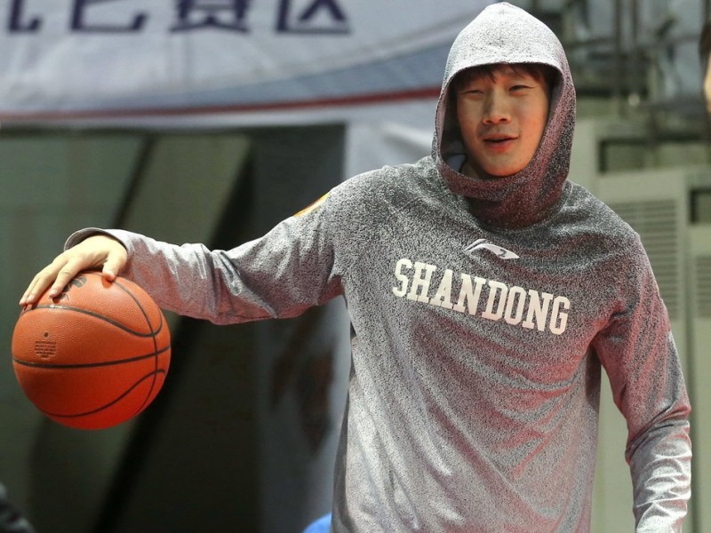 丁彦雨航变身“表情包天王”，山东高速赛前欢乐备战趣事多