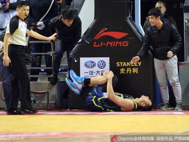 易建联膝盖重伤离场 广东17连胜之夜蒙阴影
