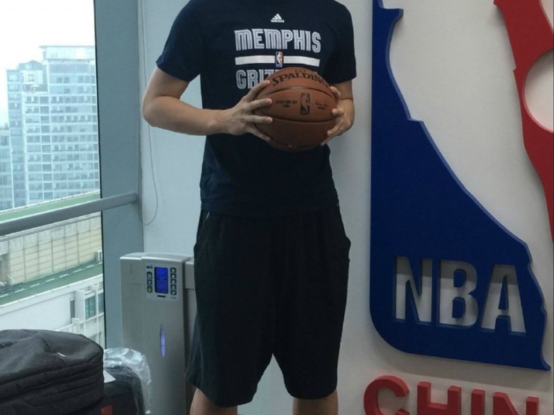 孟菲斯情缘开启，王哲林造访NBA中国总部