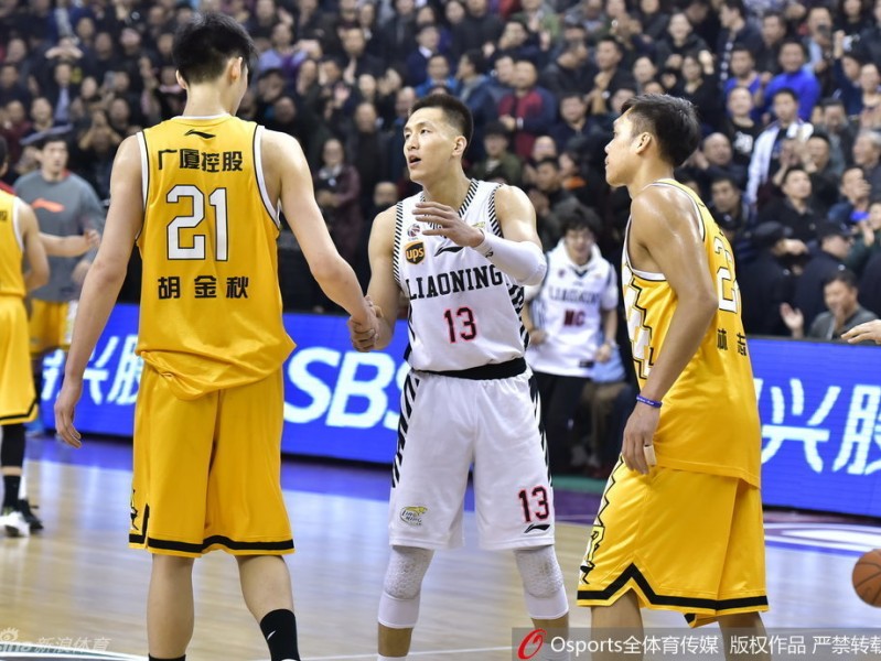 辽篮双子星末节惊天逆转 郭艾伦与福特森拥抱泯恩仇