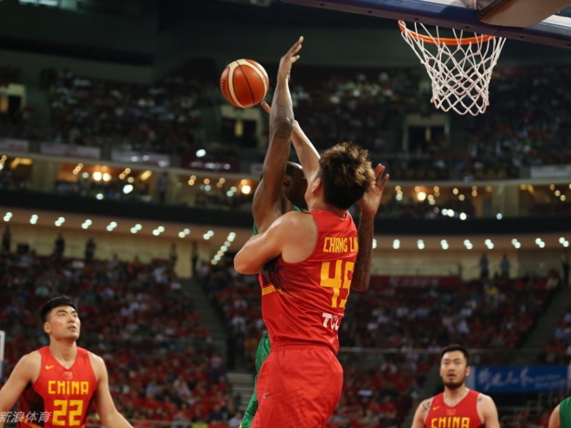洛阳盛夏篮球夜：中国男篮热身赛全胜夺目，新星老将齐闪光