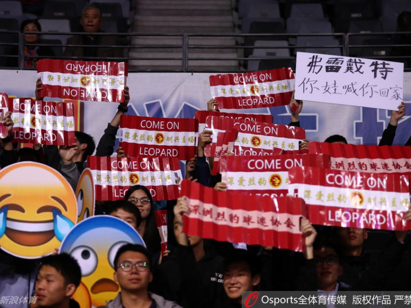深圳烈豹主场标语抢镜 CBA季后赛球迷文化成别样风景