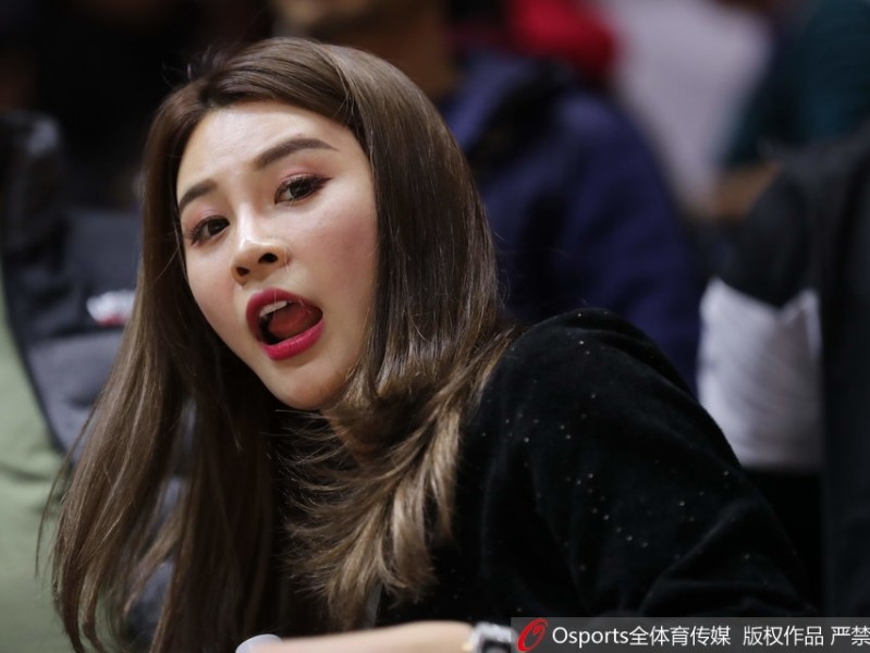 李根娇妻场边观战展笑颜 硬汉背后的温柔力量