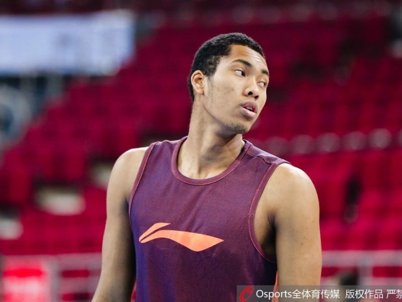 京城篮球新篇章：方硕领军备战，莫里斯回归首钢训练场