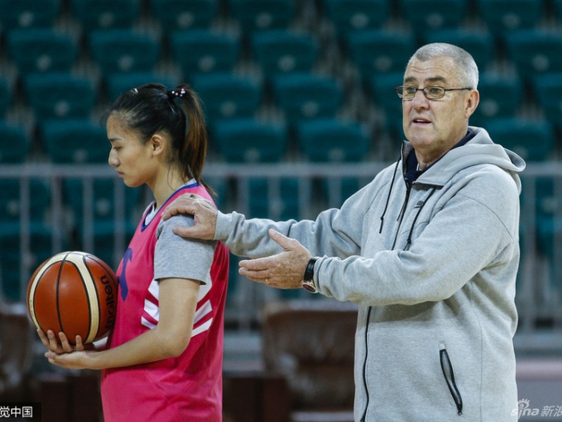 马赫抵达山西女篮开启首训 亲力亲为调教年轻队员