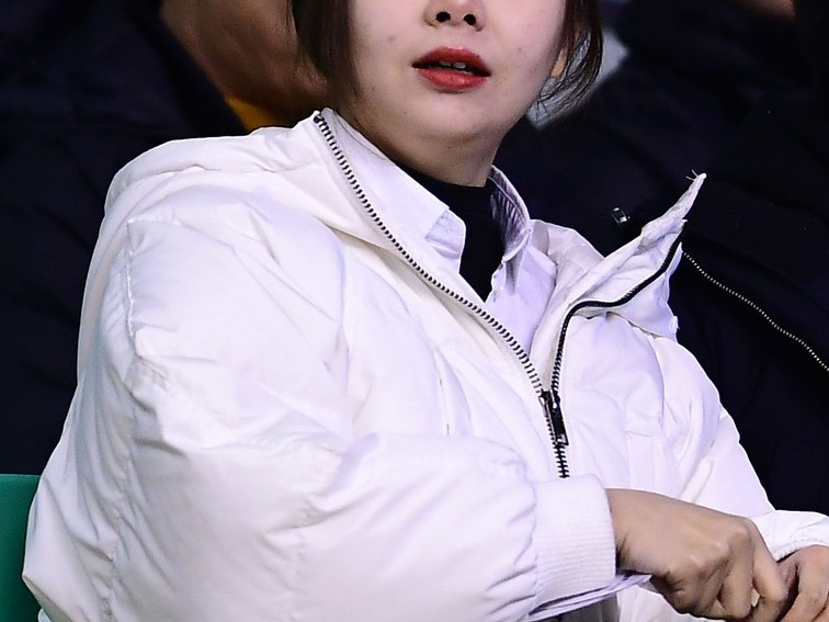 美女球迷点亮本溪，辽篮主场那一抹温柔呐喊