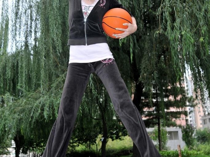 中戏校花梁燕燕化身篮球宝贝，活力灌篮绽放纯美笑容