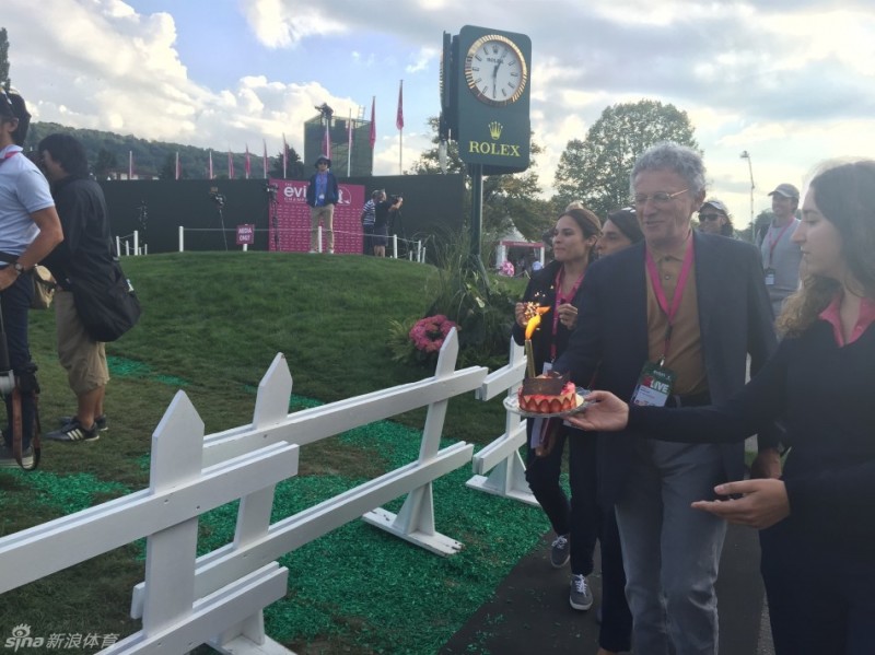 果岭旁的生日惊喜：布鲁克·亨德森与蛋糕的温馨时刻