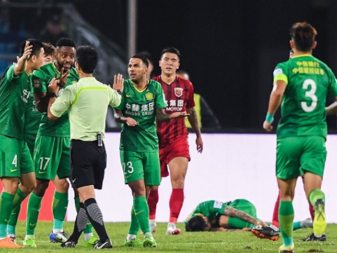 上海海港3-1山东泰山加冕双冠王，穆斯卡特完胜崔康熙