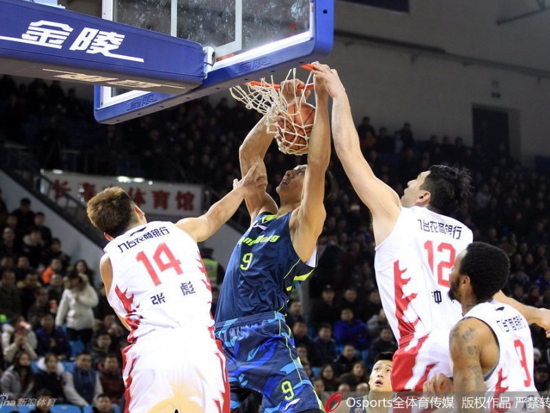 华南虎啸巅峰岁月：回看粤旅铁骑的篮下狂飙