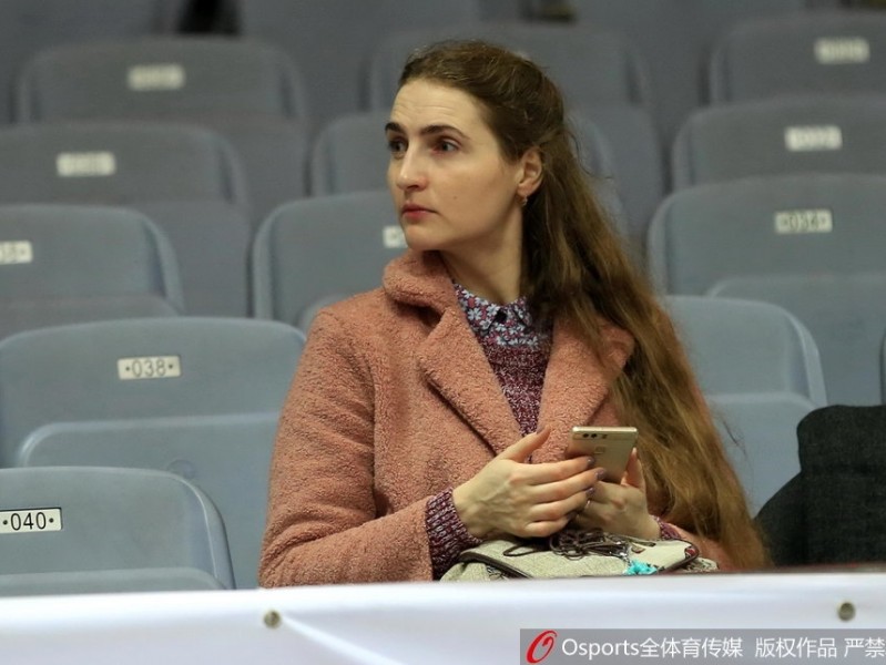 硝烟中的温柔力量：CBA赛场上的美女球迷图鉴