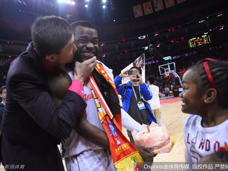 杜锋献吻周鹏抹蛋糕 拜纳姆的难忘生日夜