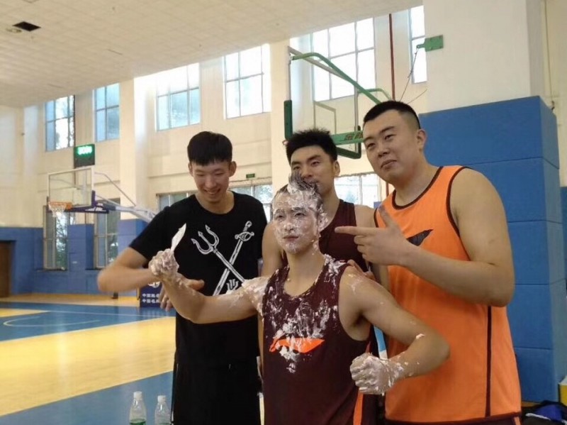 赵继伟生日蛋糕拍脸仪式 周琦一旁偷笑被捕捉