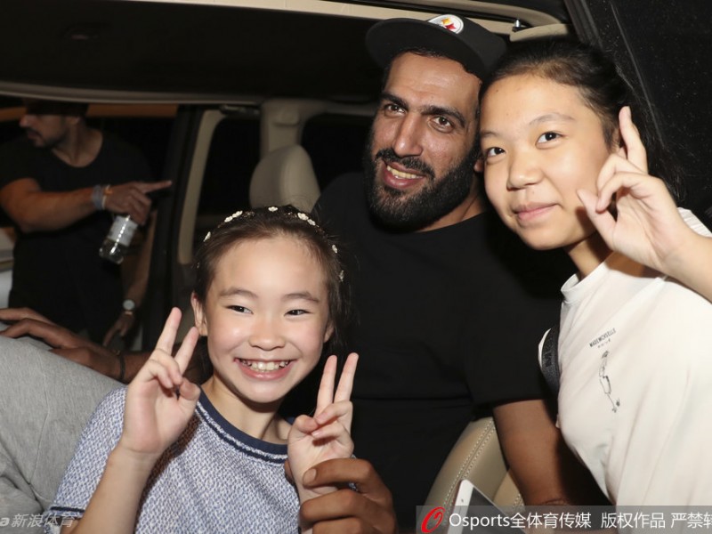 王者归来的温暖序章 哈达迪拥抱成都球迷情