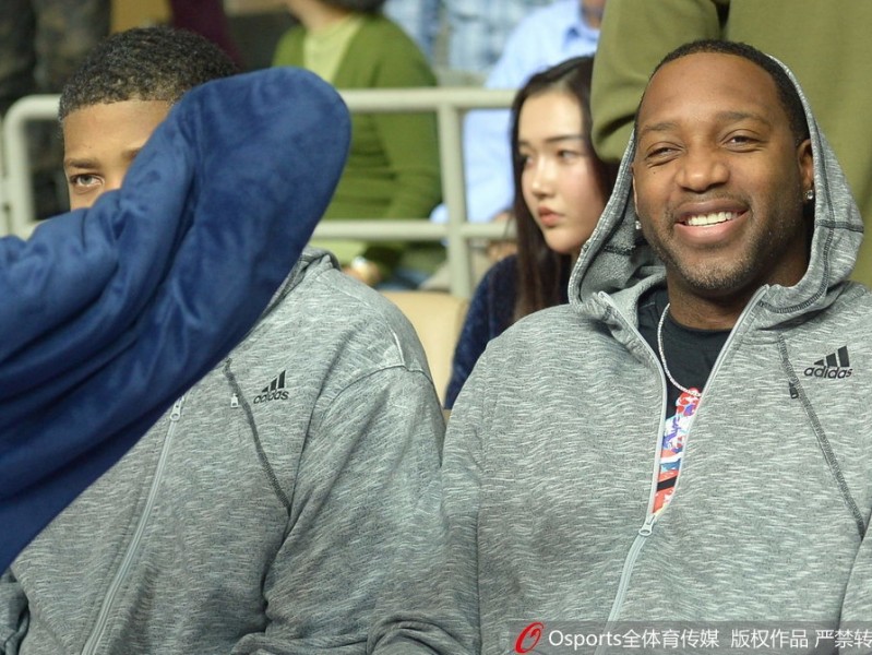 麦蒂现身源深体育馆，昔日得分王微笑见证CBA经典一战
