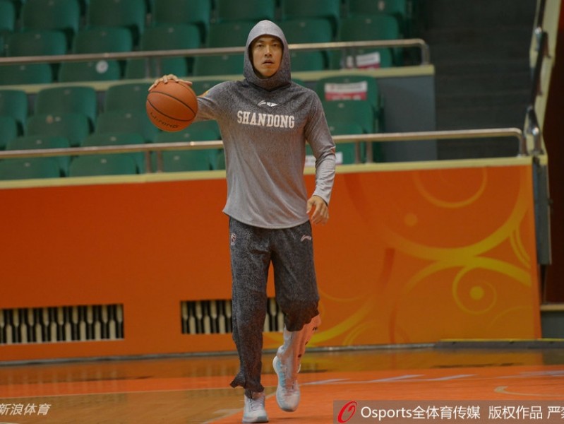 丁彦雨航赛前热身显王者风范 狂砍四十五分创生涯新高率队取胜