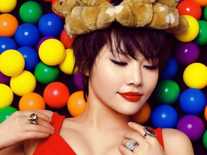 烈焰红唇演绎球场柔情