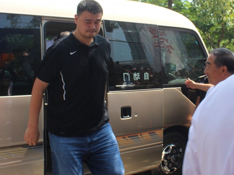 姚明现身华侨大学 助力世界大学生三对三篮球联赛掀起青春风暴