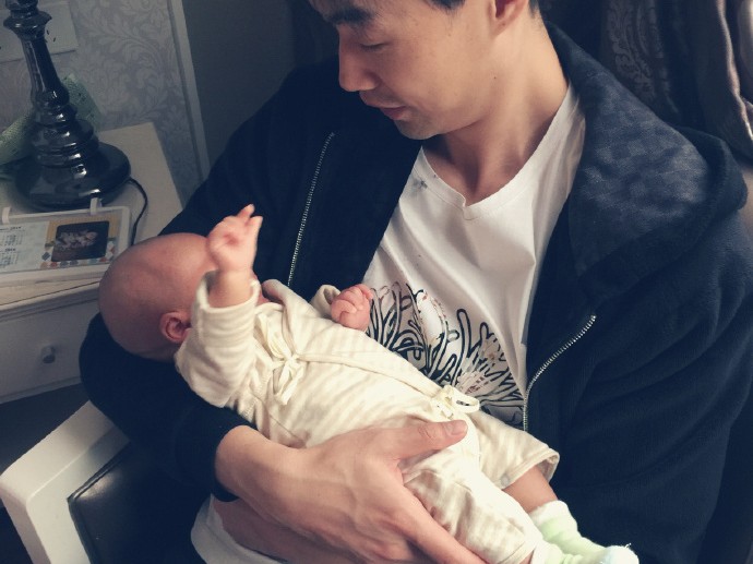 铁汉柔情：孟达变身超级奶爸，怀抱爱女幸福满溢