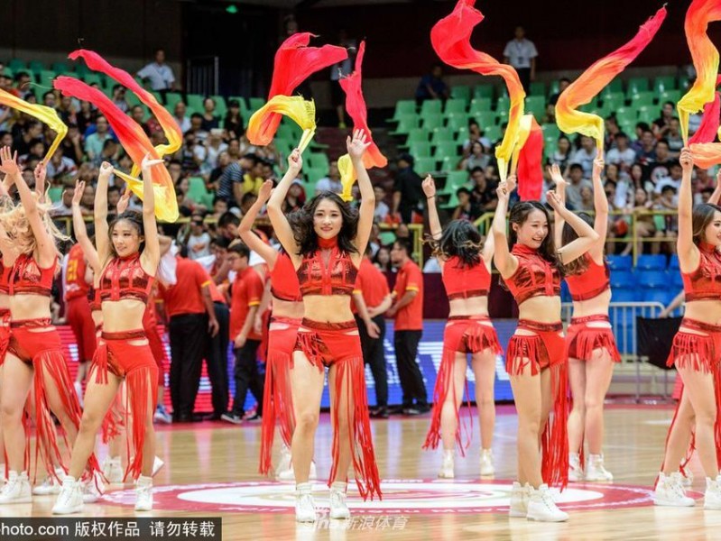 蓉城篮球夜 扇舞展风华：国际男篮赛场的中国风啦啦队
