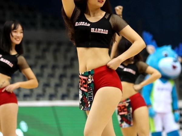 WCBA赛场边最火风景线 新疆女篮宝贝燃爆主场