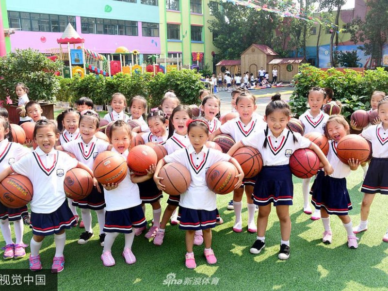 山东茌平童趣篮球操：百名萌娃球场跃动，绽放体能之光