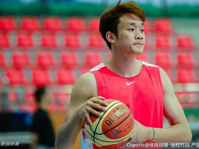 齐鲁之星闪耀塞上：丁彦雨航携“洗剪吹”新发型率山东男篮全运会预赛出征