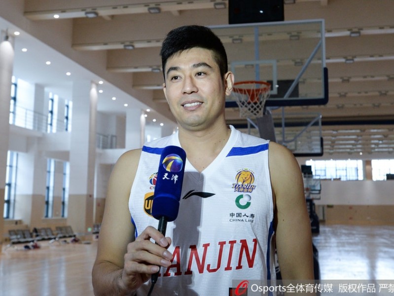 津门男篮新篇：其乐融融迎赛季 自拍定格兄弟情