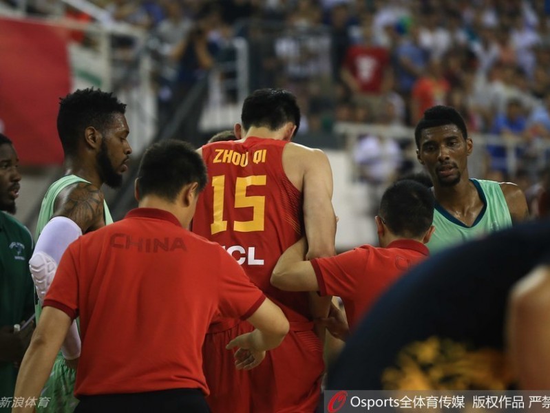 男篮热身赛惊魂一刻：周琦意外受伤痛苦倒地，队友揪心队医紧急治疗