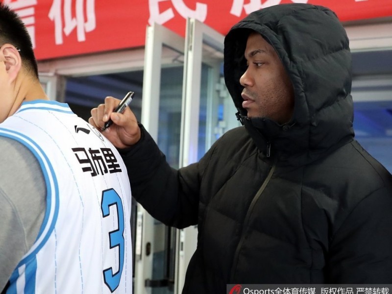 京城岁月留情：马布里为粉丝首钢球衣签名，北控备战显温情