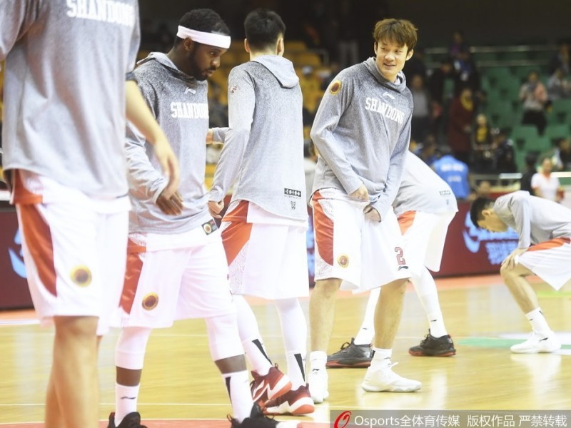 山东男篮核心赛前变身开心果 丁彦雨航搞怪训练照曝光