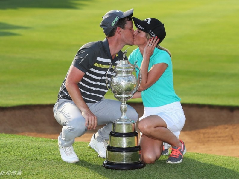 佩斯利南非公开赛逆袭夺冠深情拥吻爱妻庆欧巡首胜