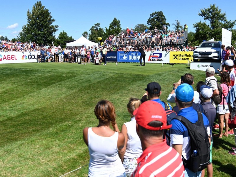 捷克大师赛荣耀时刻：托马斯·皮特斯信天翁度假村霸气夺冠