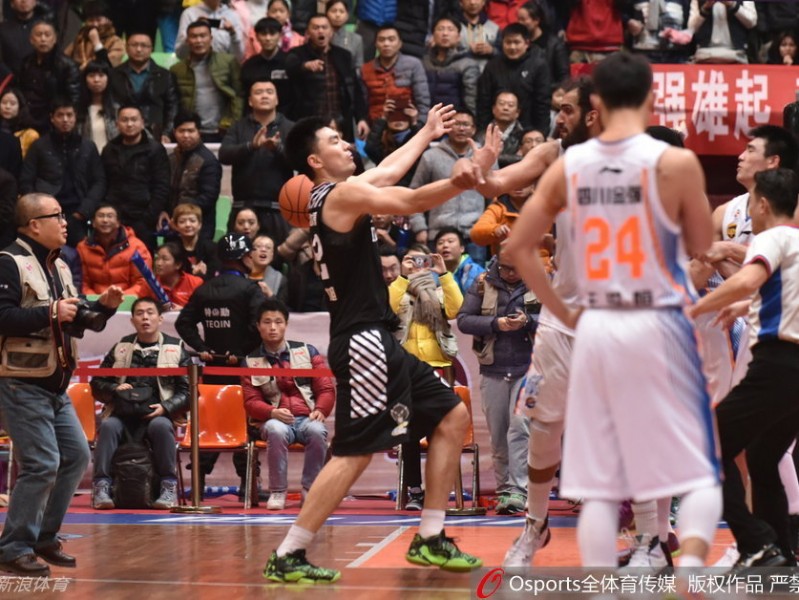 CBA赛场火爆一幕 哈达迪失控推击李晓旭引众怒
