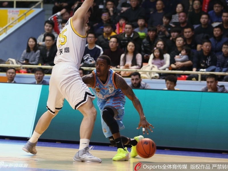 广厦复仇之夜：福特森三双掀翻新疆，胡金秋内线制霸