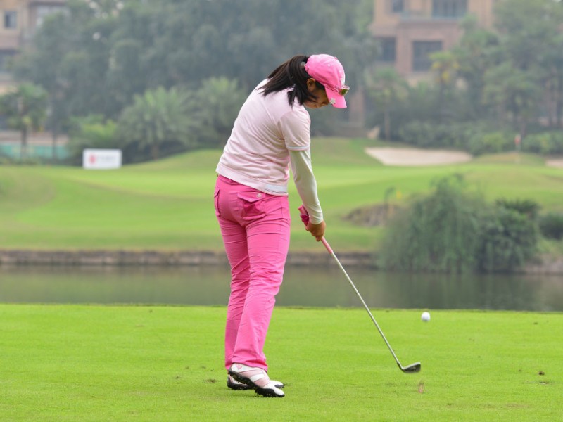 绿茵之上的力与美记一场高尔夫传承赛的优雅瞬间