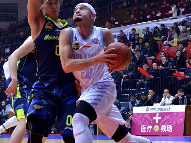 红山论剑：新疆飞虎撕裂华南虎，周琦制霸内线送五记大帽