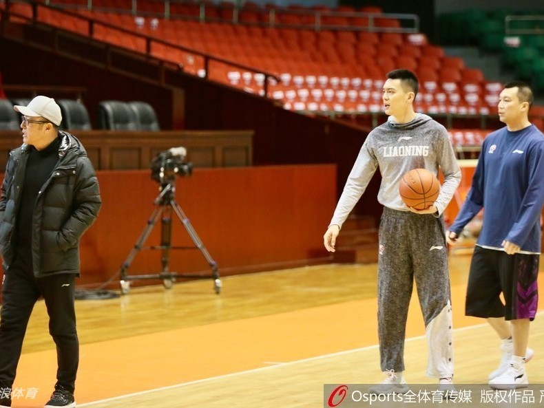 场馆风云与裁判对峙：梳理杨鸣两次赛场外冲突的台前幕后