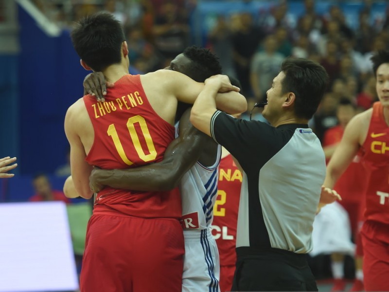 中法男篮热身赛起冲突，队长周鹏不冷静行为遭驱逐