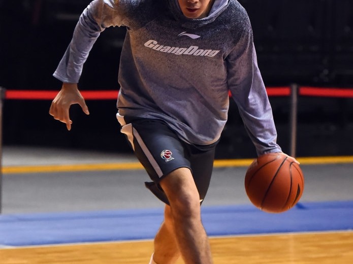 易建联赛前训练展现完美身材 核心力量铸就宏远支柱