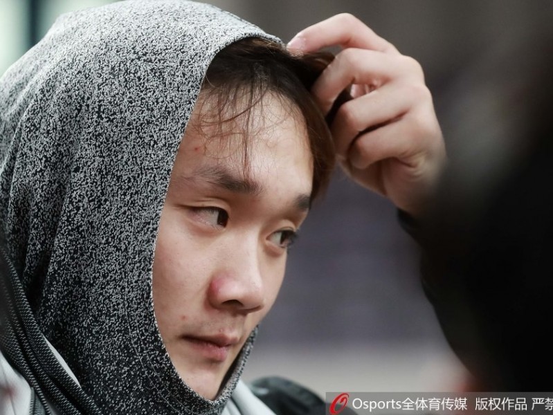 丁彦雨航无奈包起头发 幽默回应发型吐槽