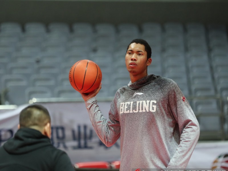 京城篮球浪子的欢快序曲：方硕赛前搞怪瞬间