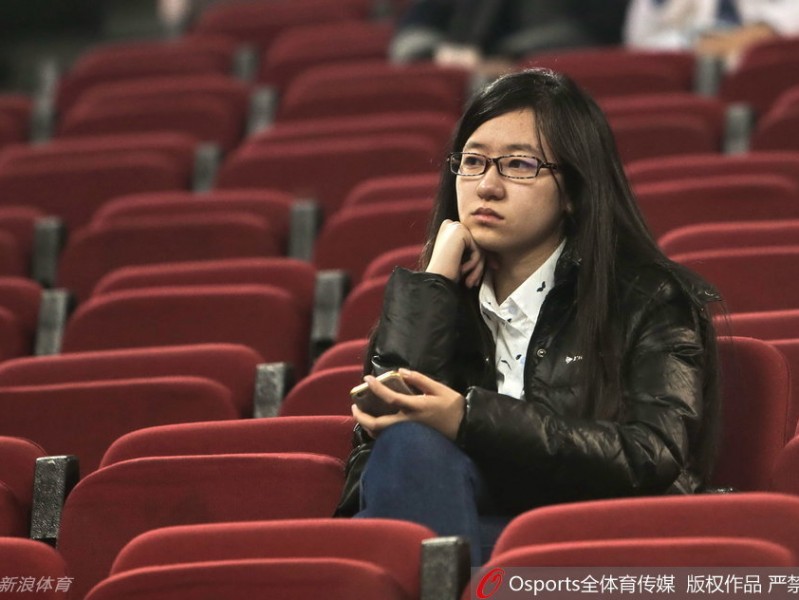 CBA赛场边那一抹温柔色彩，美女球迷点亮第十轮激战