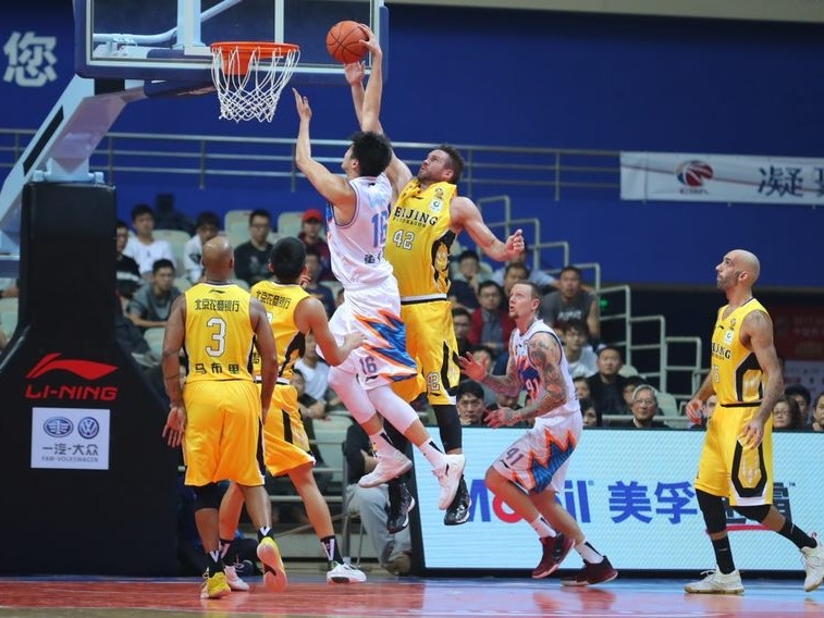 加时苦战弗神狂砍五十四分三双 上海大鲨鱼主场险胜北控