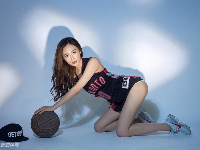 UFC举牌女郎惊艳选拔赛，东方美力量身打造八角笼最火辣风景