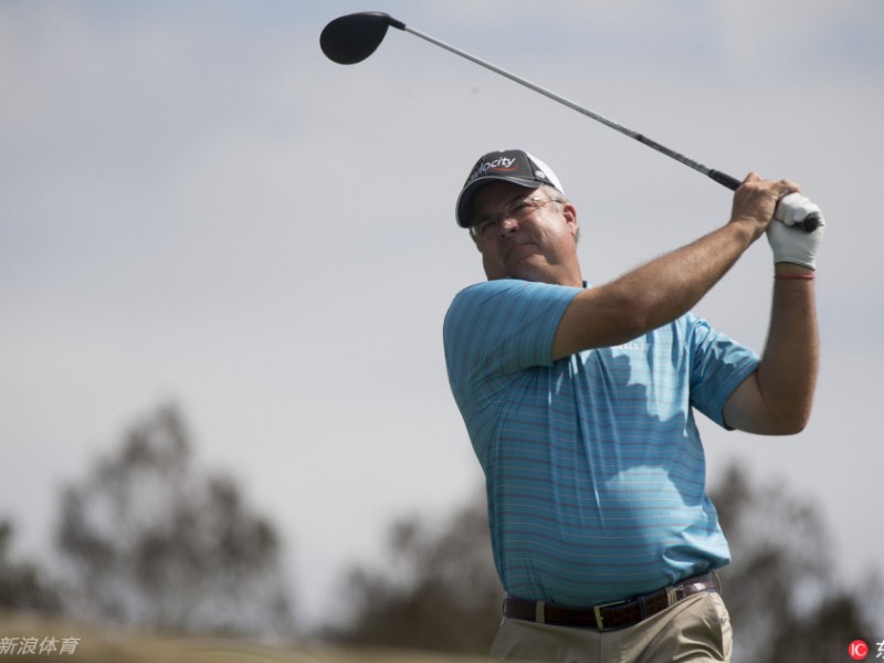 从扔杆争议到抓鸟庆祝：约翰·达利在丘博精英赛的回归之路